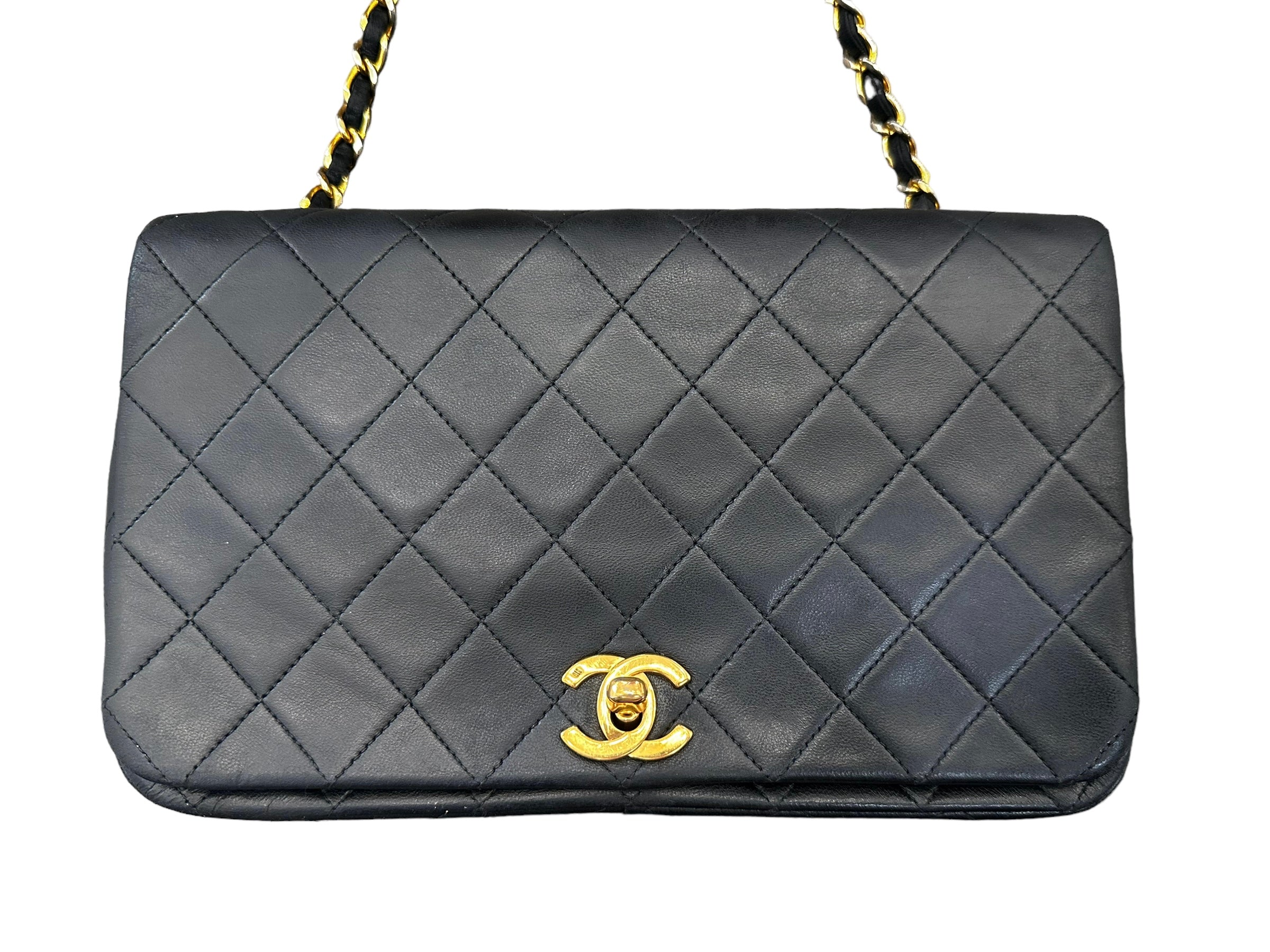 CHANEL matelasse classic bag size review ② Lambskin/size/What's in my bag?  CHANEL Review classic bag 